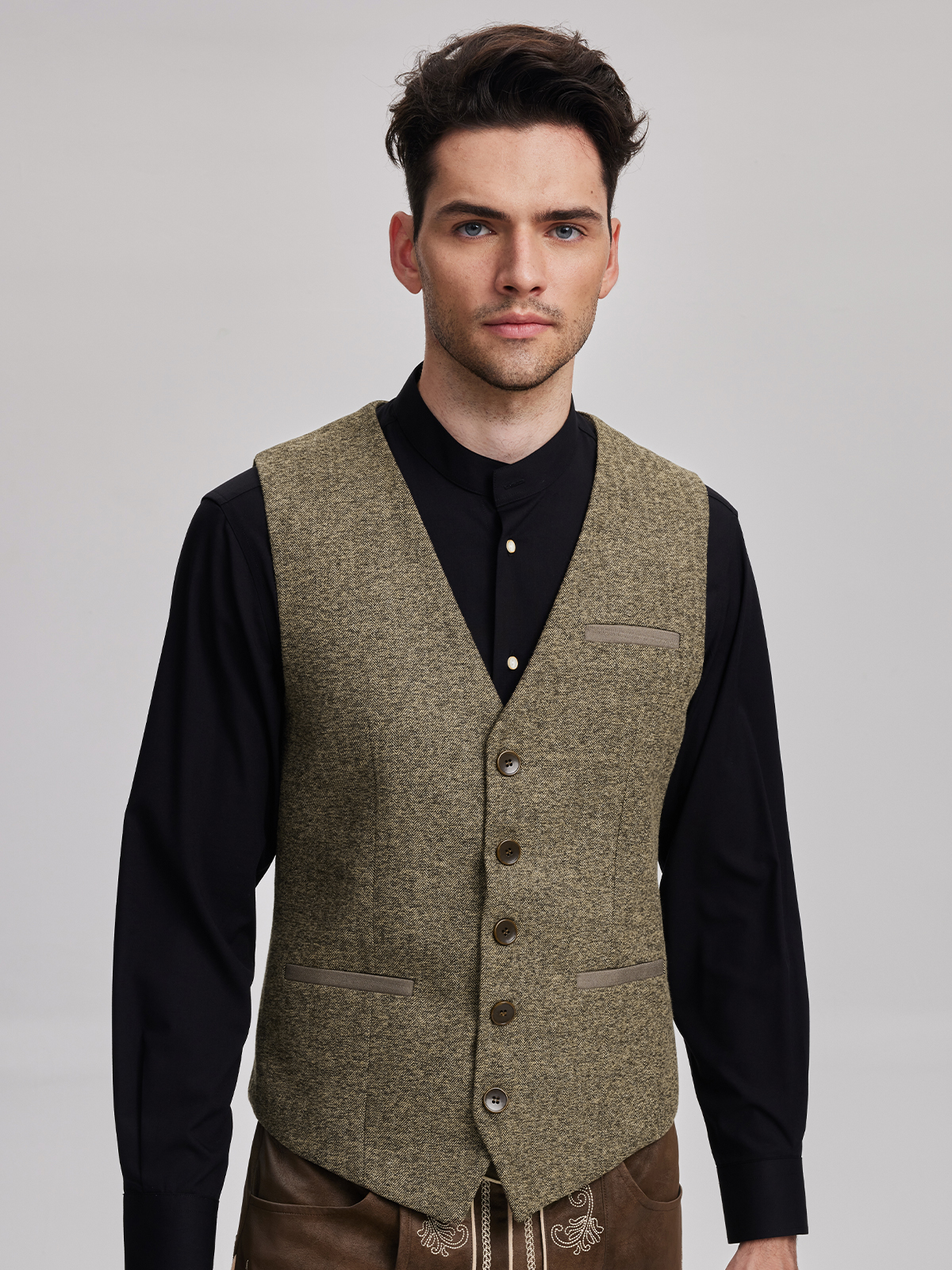 Modernes gelbes Dirndl mit Weste