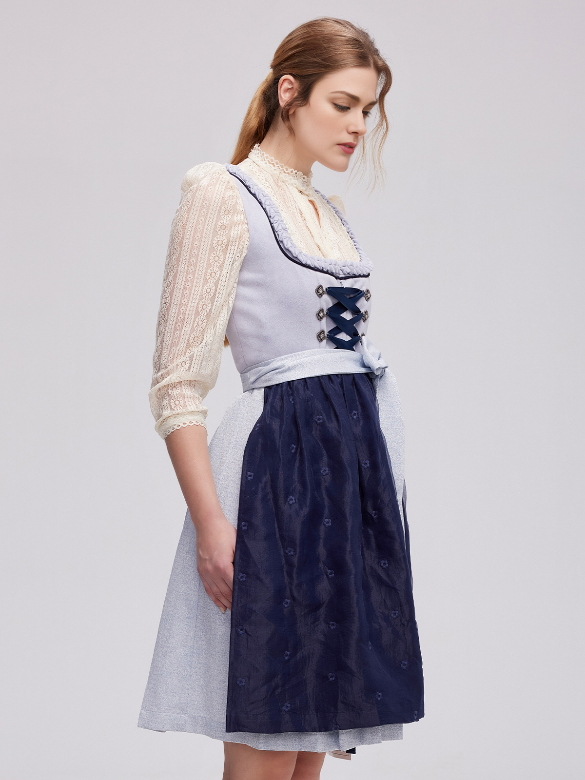 Elegantes blaues Ehreer Dirndl