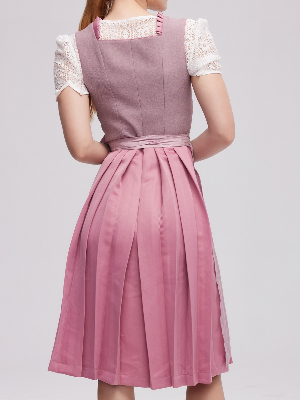 Dirndl Dunkelblau Samt in eleganter Pose