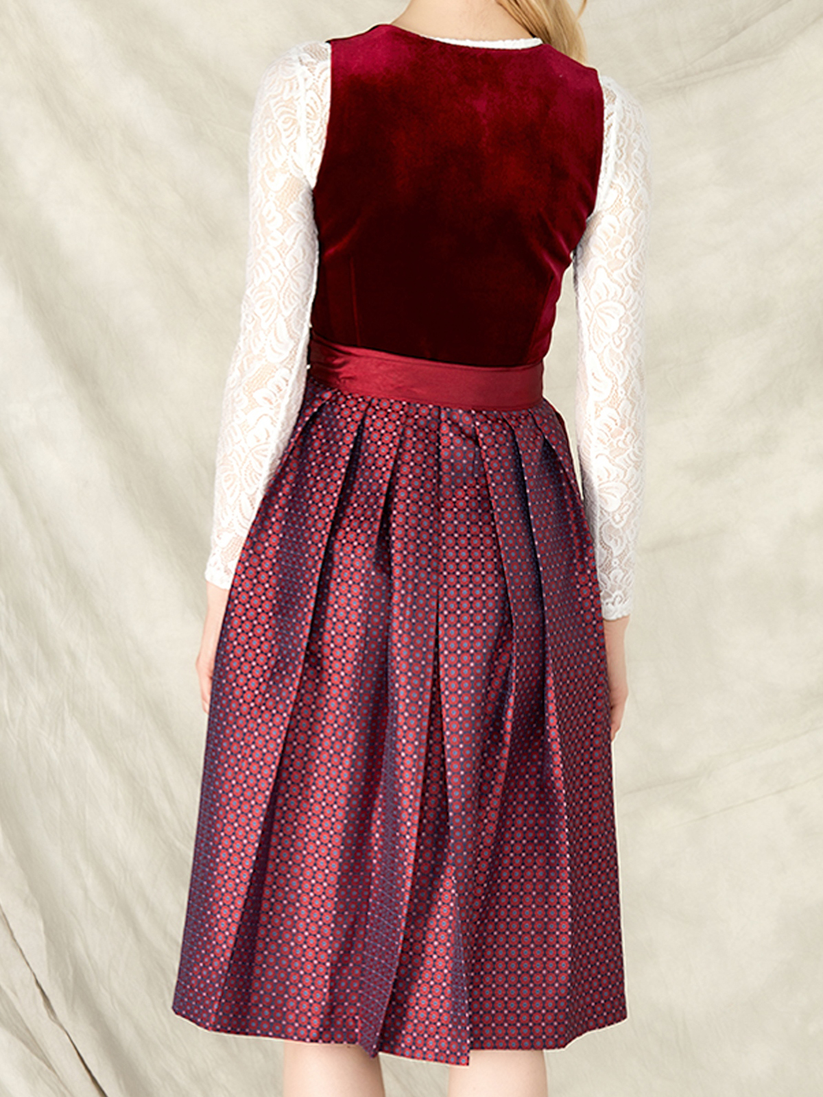 Modernes Dirndl in Rot mit ärmelloser Bluse