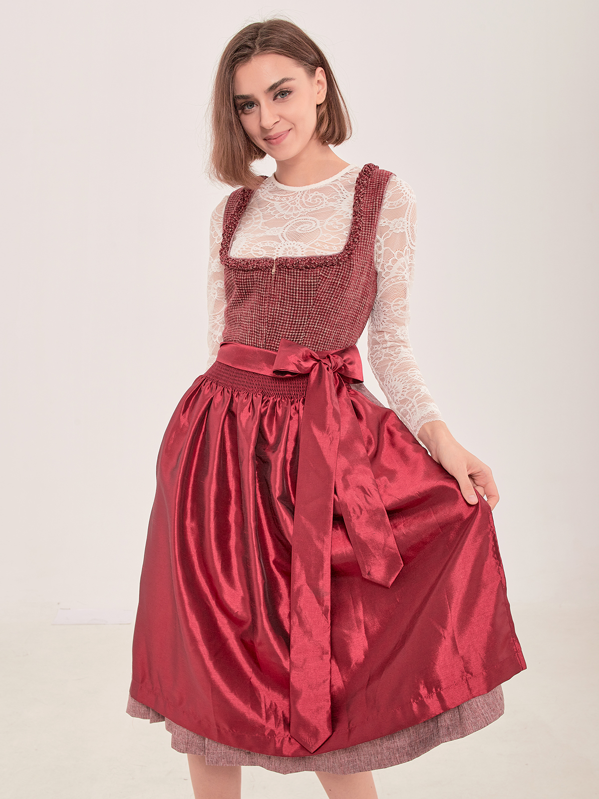 Dunkelrotes Dirndl mit modernem Touch
