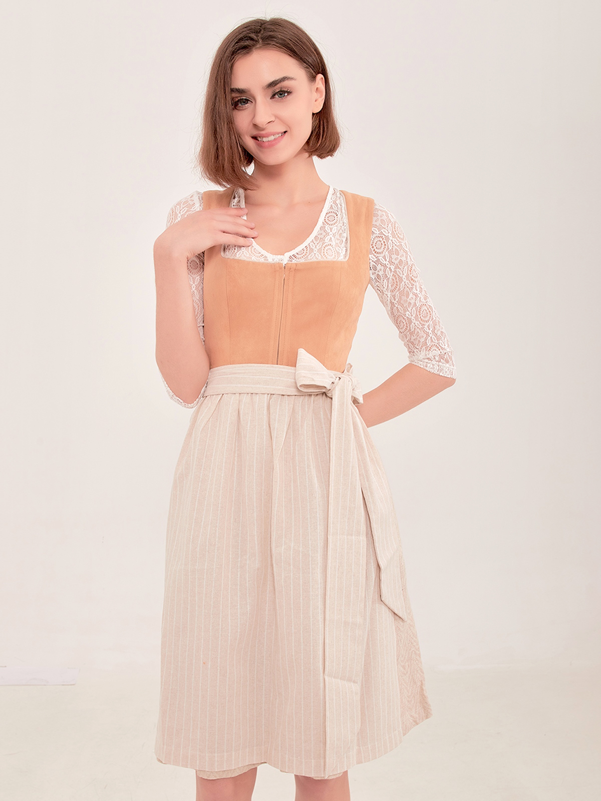 Schwarze Dirndl mit modernen Details