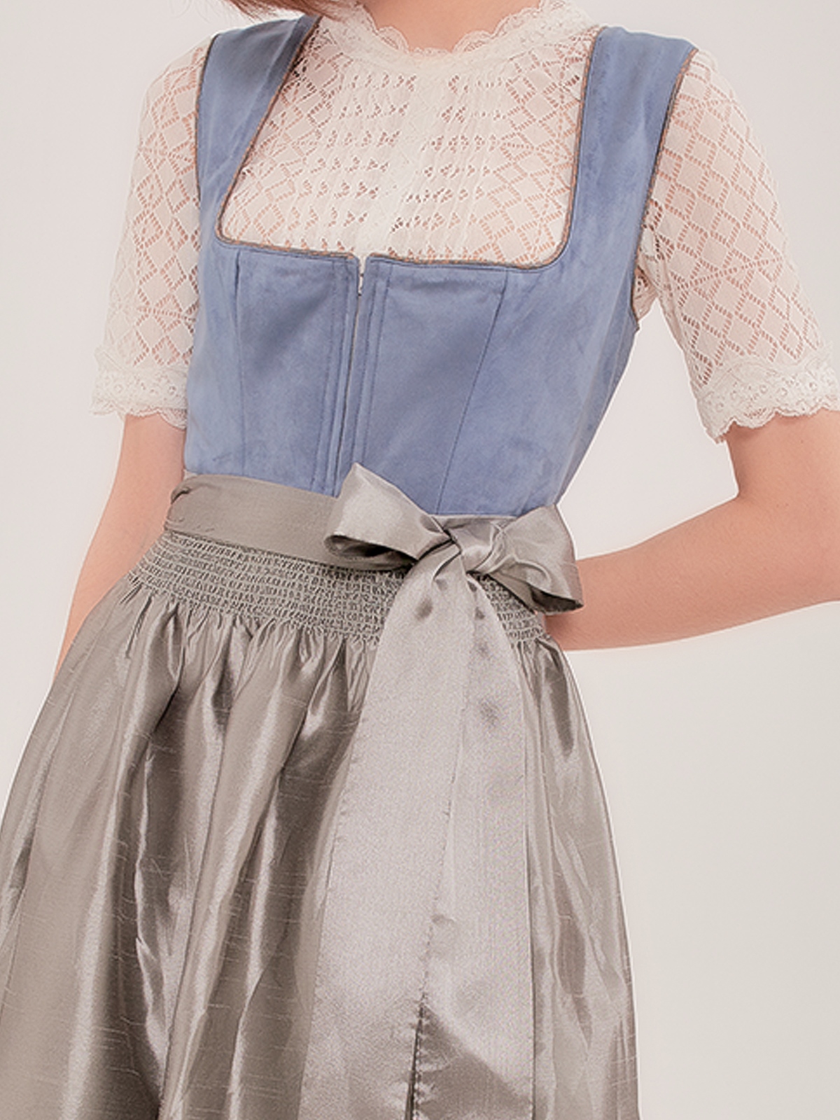 Elegantes Dirndl mit Ärmeln in Blau