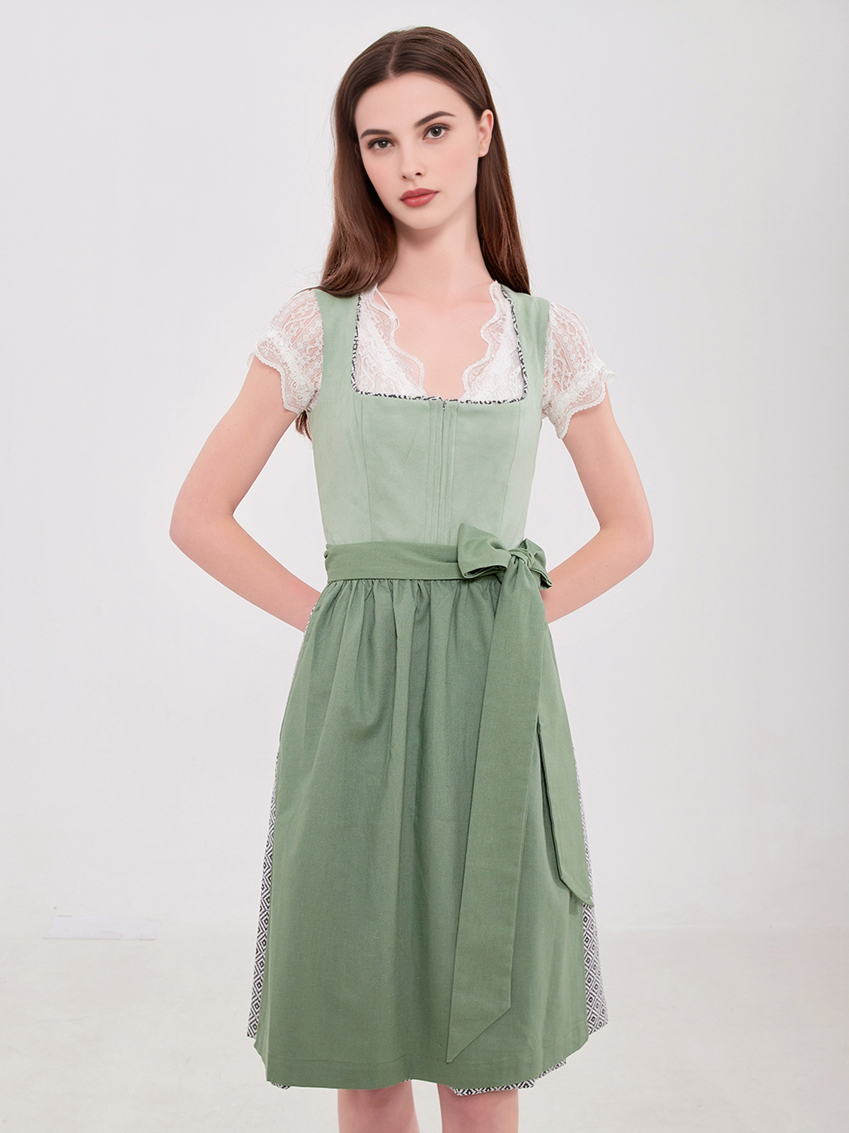 Dirndl in Grün mit V-Ausschnitt-Bluse