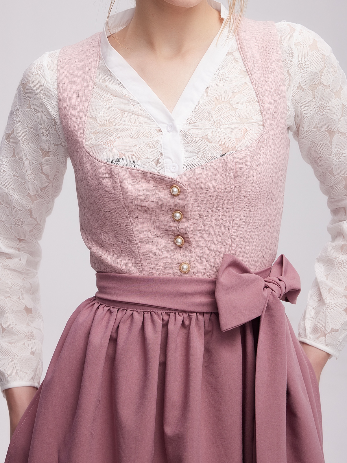Dirndl mit Spitzenschürze