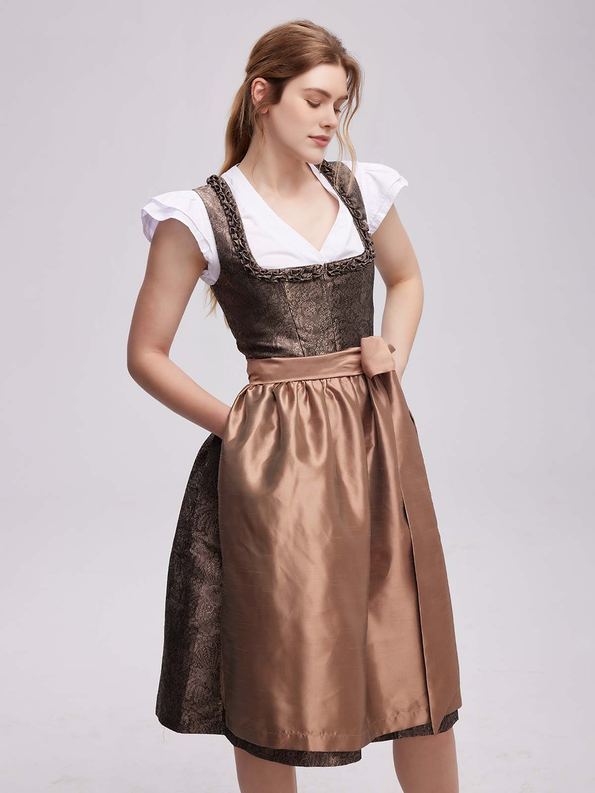Ein modernes Dirndl in Braun, perfekt für festliche Anlässe