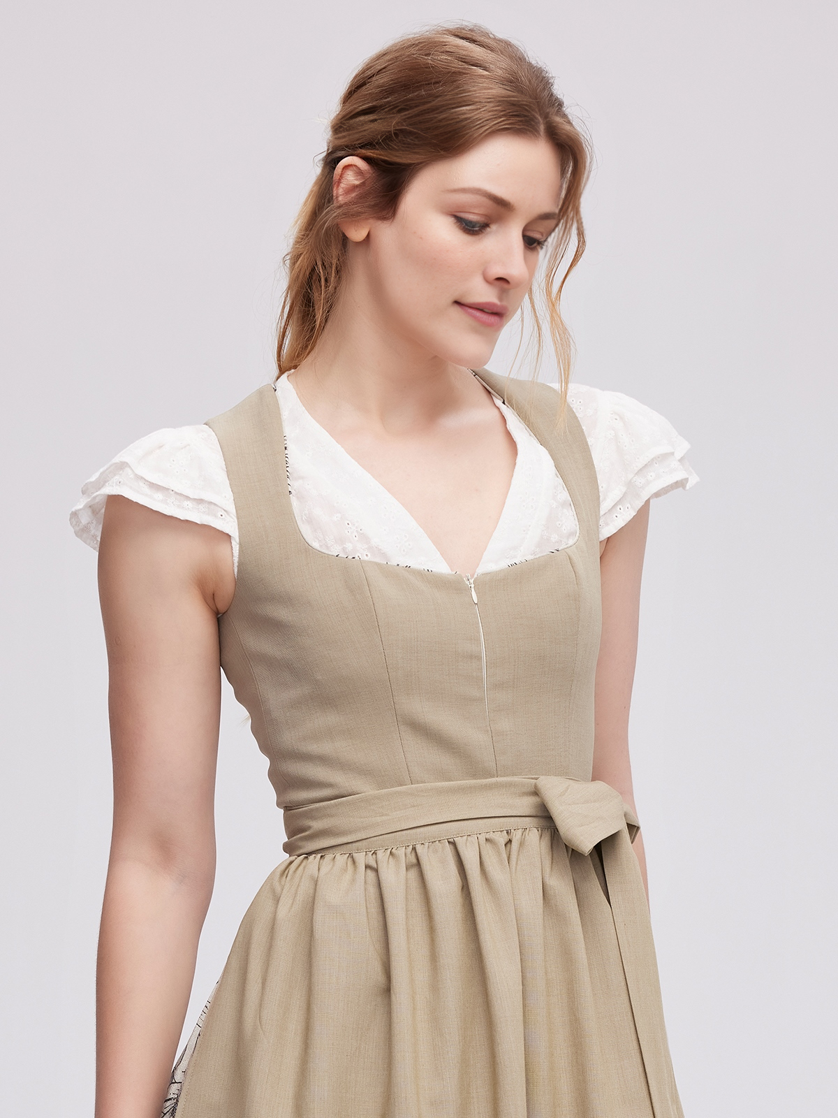 Ein elegantes Dirndl braun in Samtoptik, perfekt für festliche Anlässe