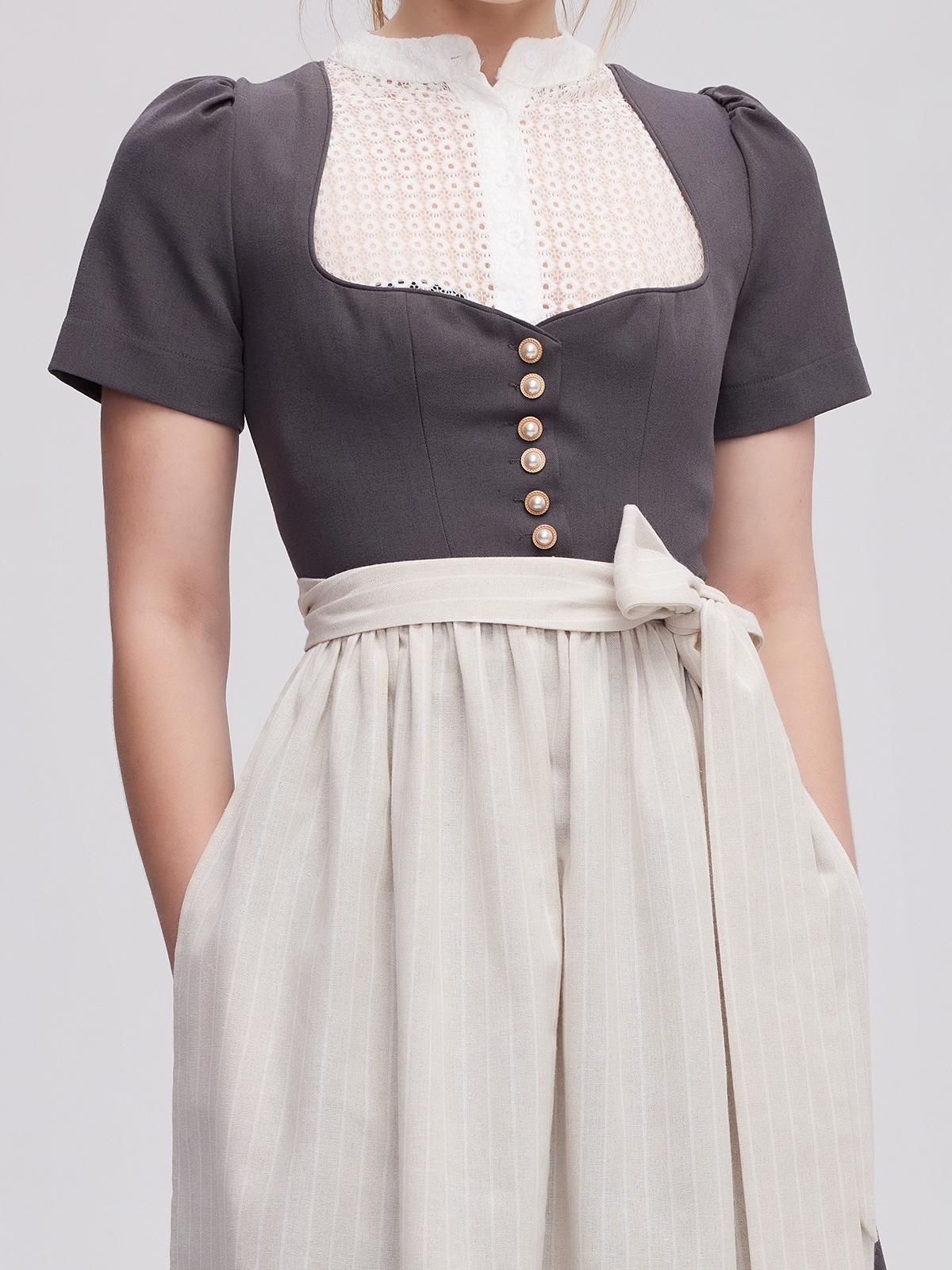 Trachtenrock mit grauer Bluse – ein zeitloser Look