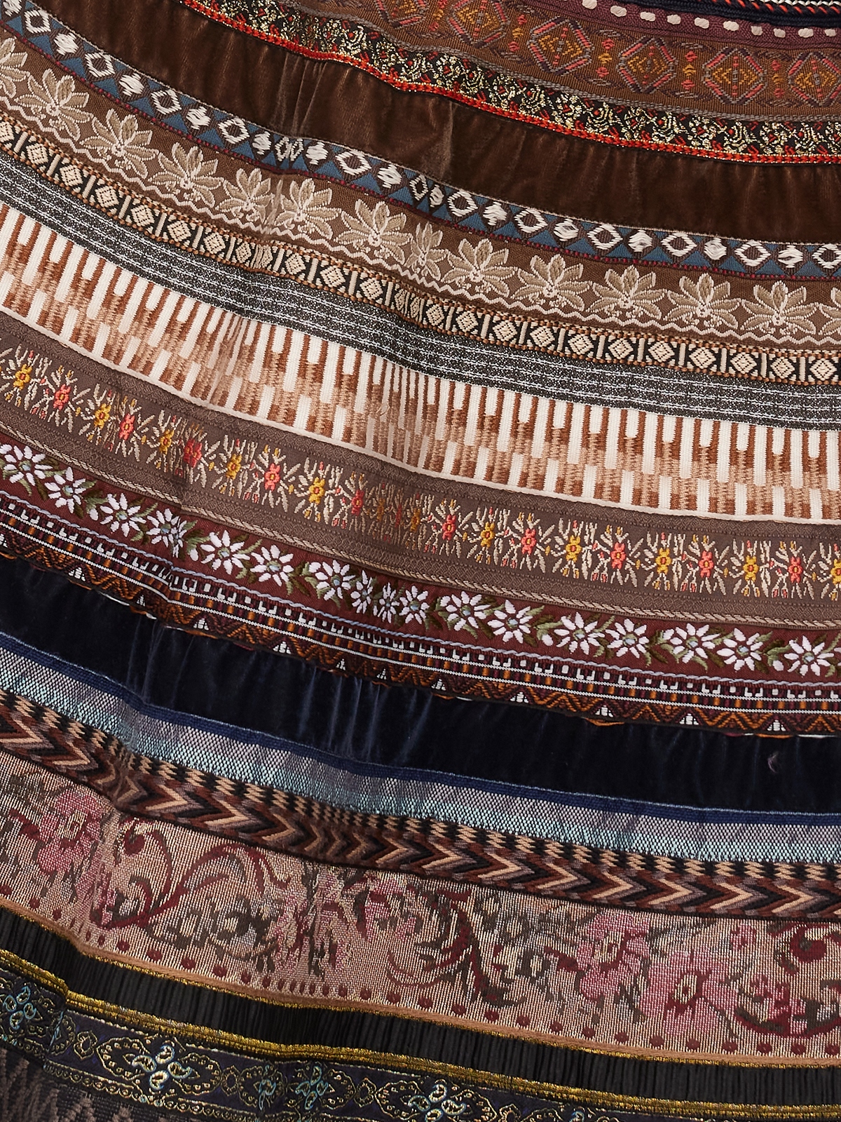 Graue Lederhose im modernen Outfit