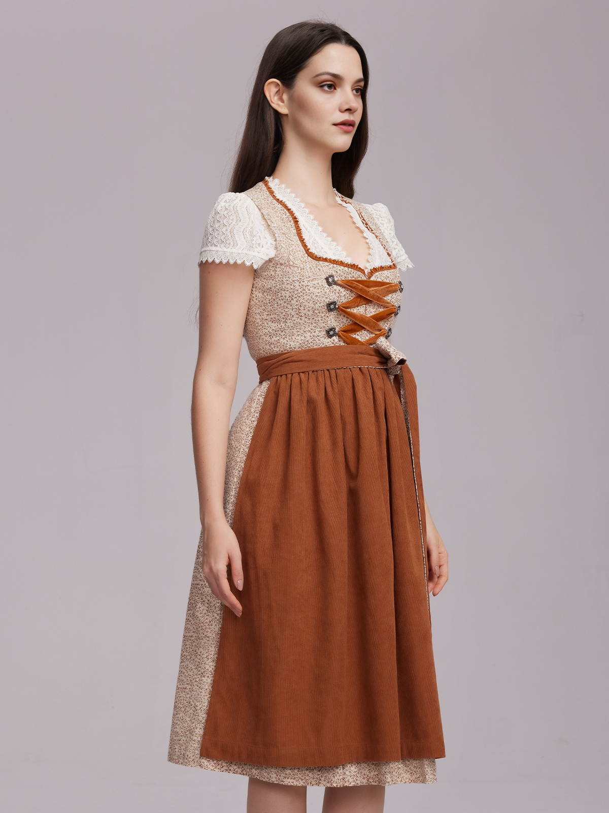Dirndl in Braun mit traditioneller Schürze