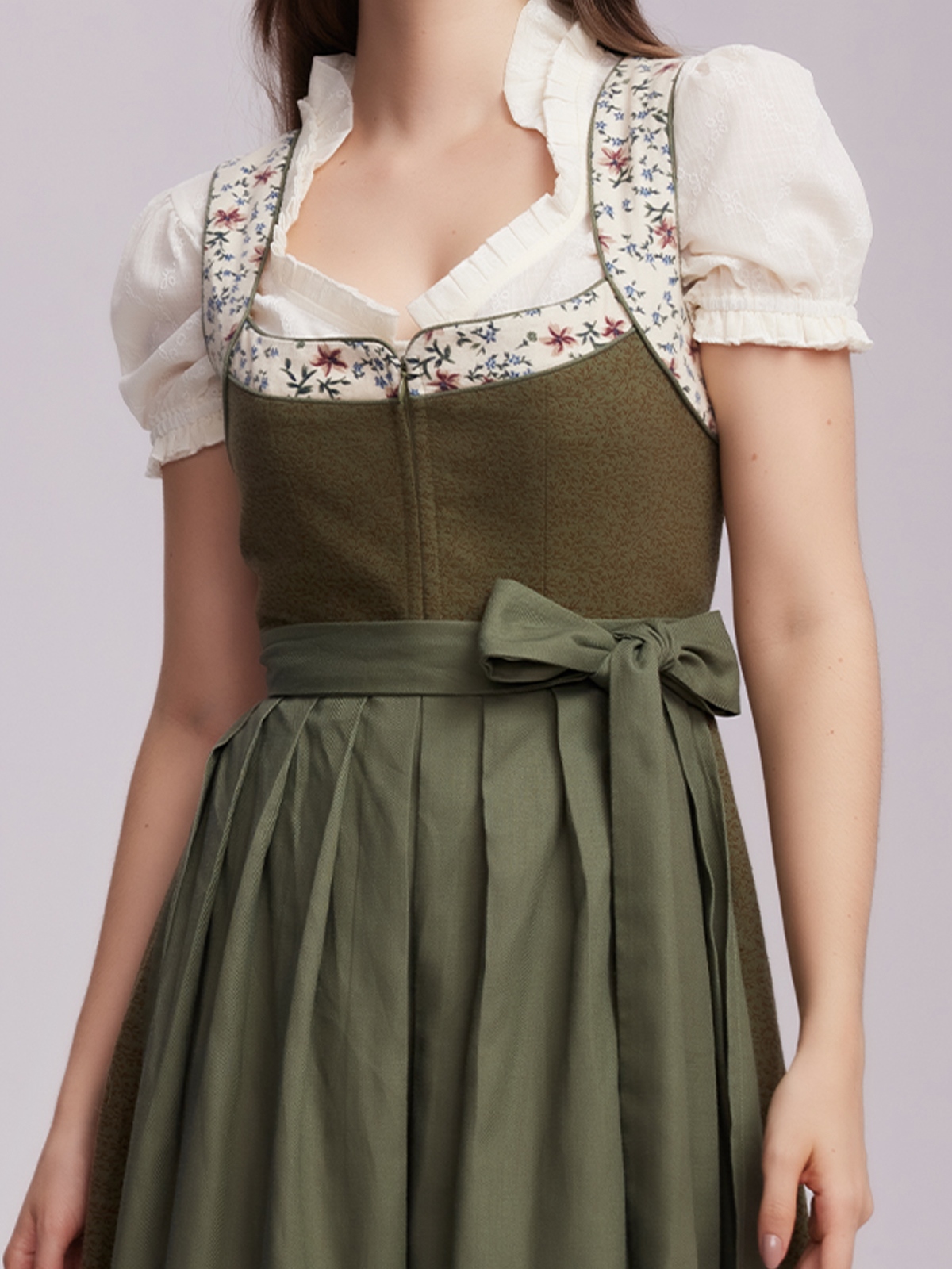 Dirndl in Grün mit floralen Details