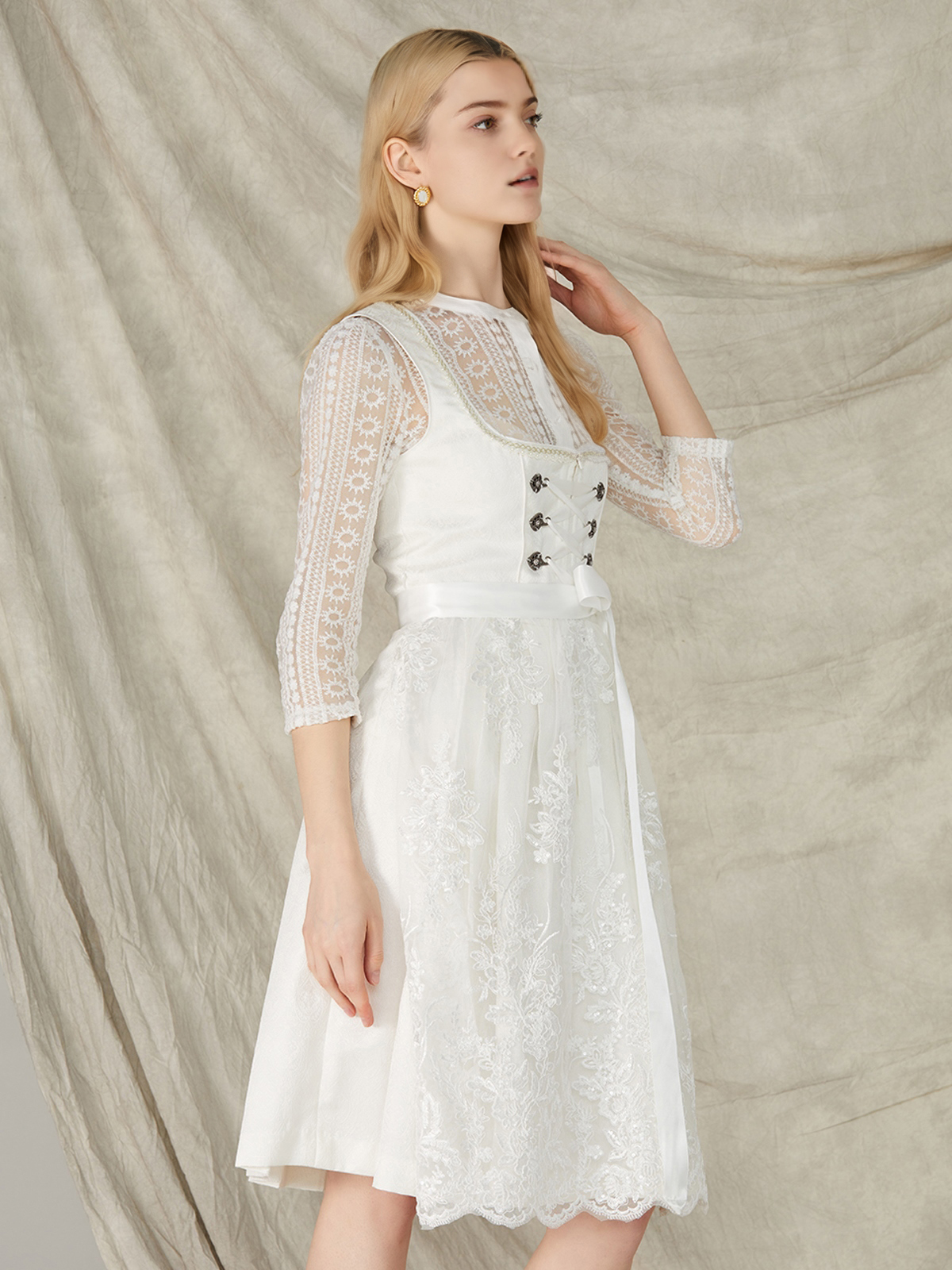 Dirndl Kurz in Weiß
