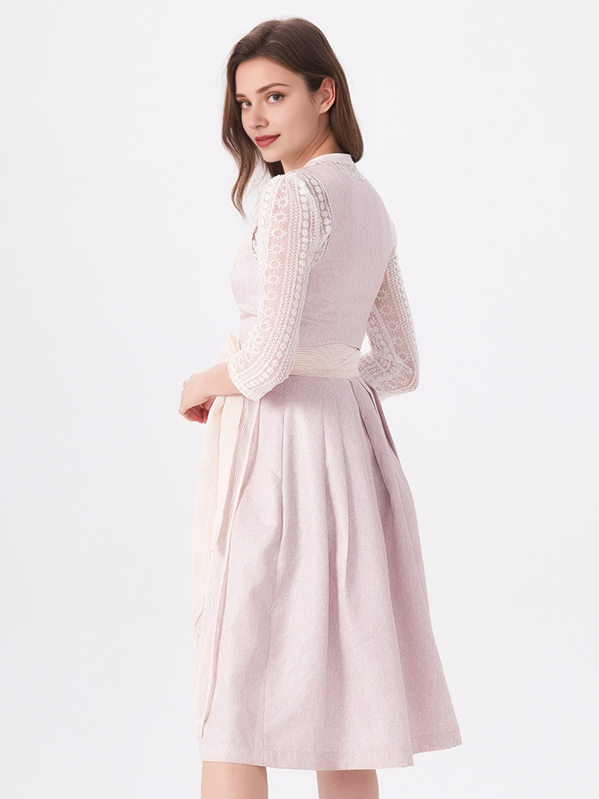 Dirndl in Rosa mit traditionellen Details