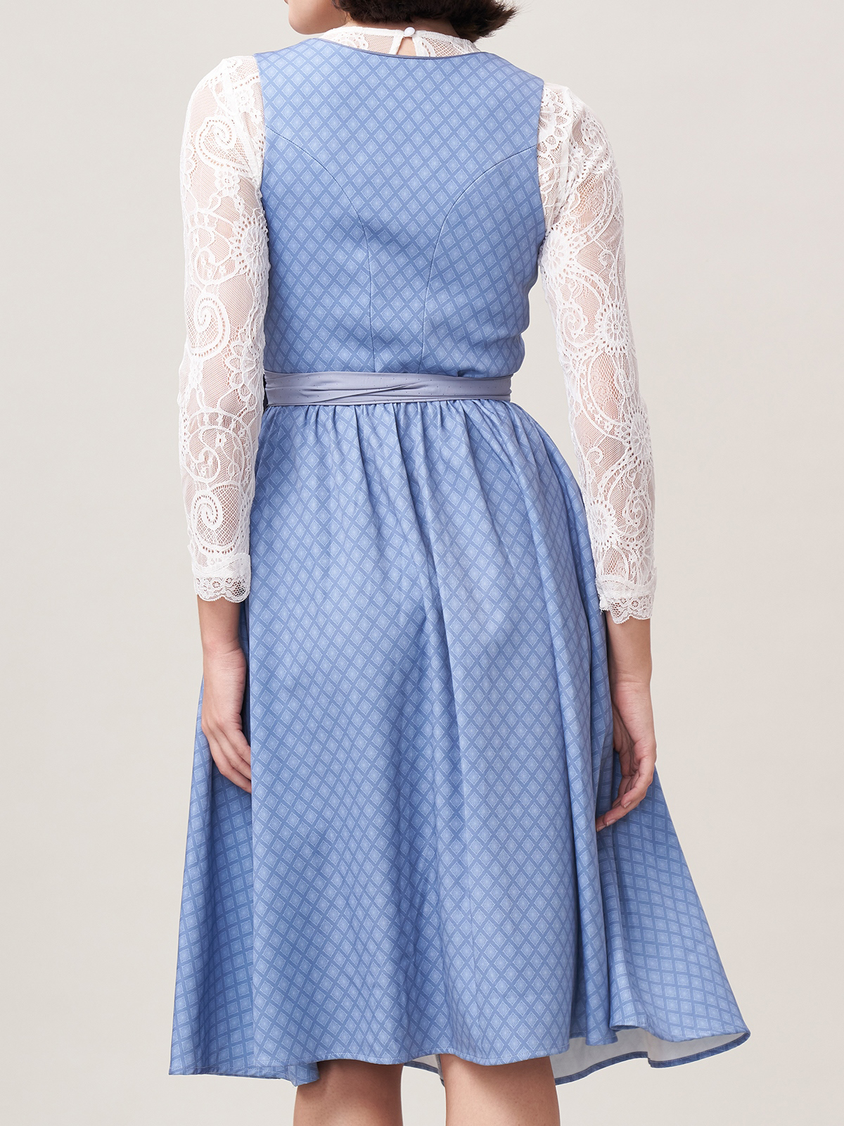 Modernes Dirndl in Blau – perfekt für den urbanen Look