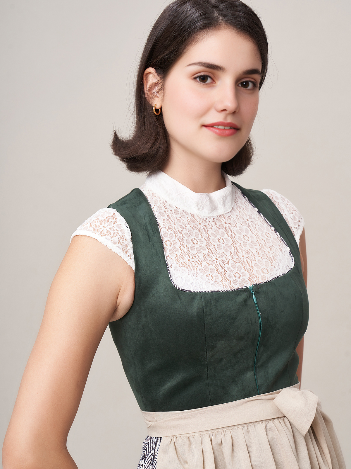 Mintgrünes Dirndl mit Spitzenverzierung