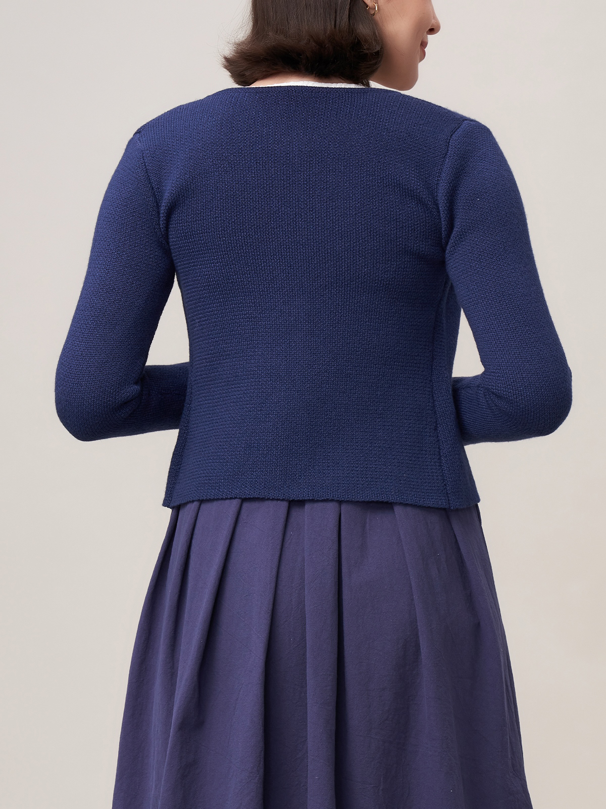 Modernes Dirndl in Marineblau