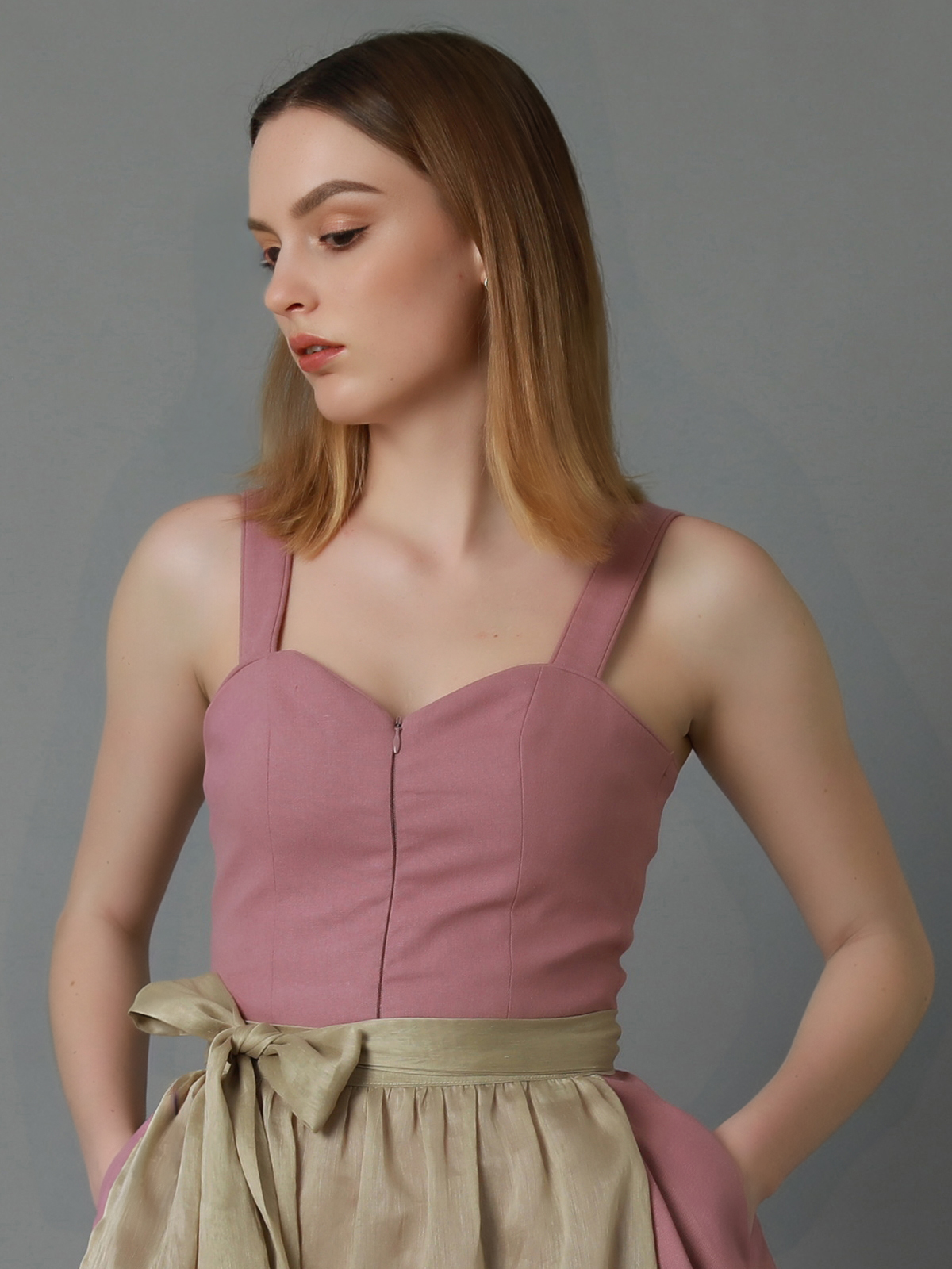 Dirndlbluse in dunkelrot mit rosa Dirndl