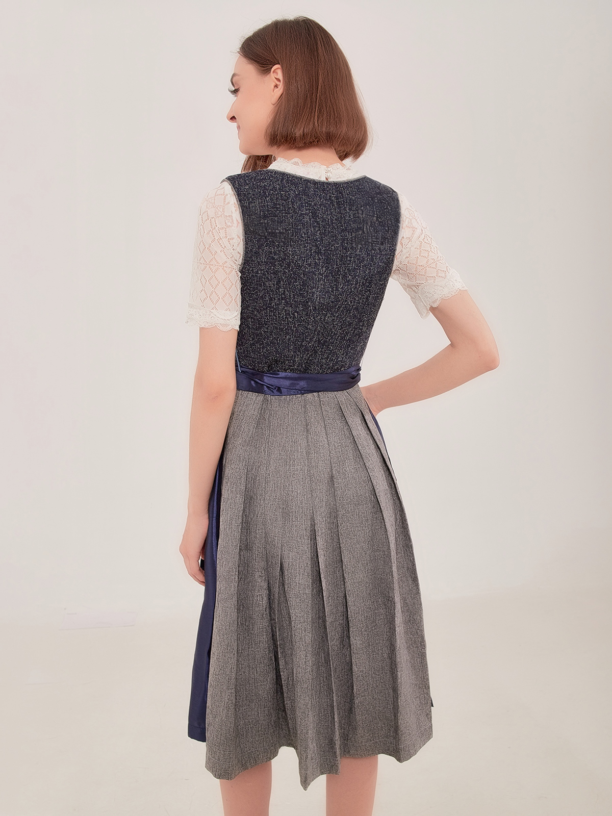 Moderne dunkelgrüne Dirndl mit schlanker Silhouette
