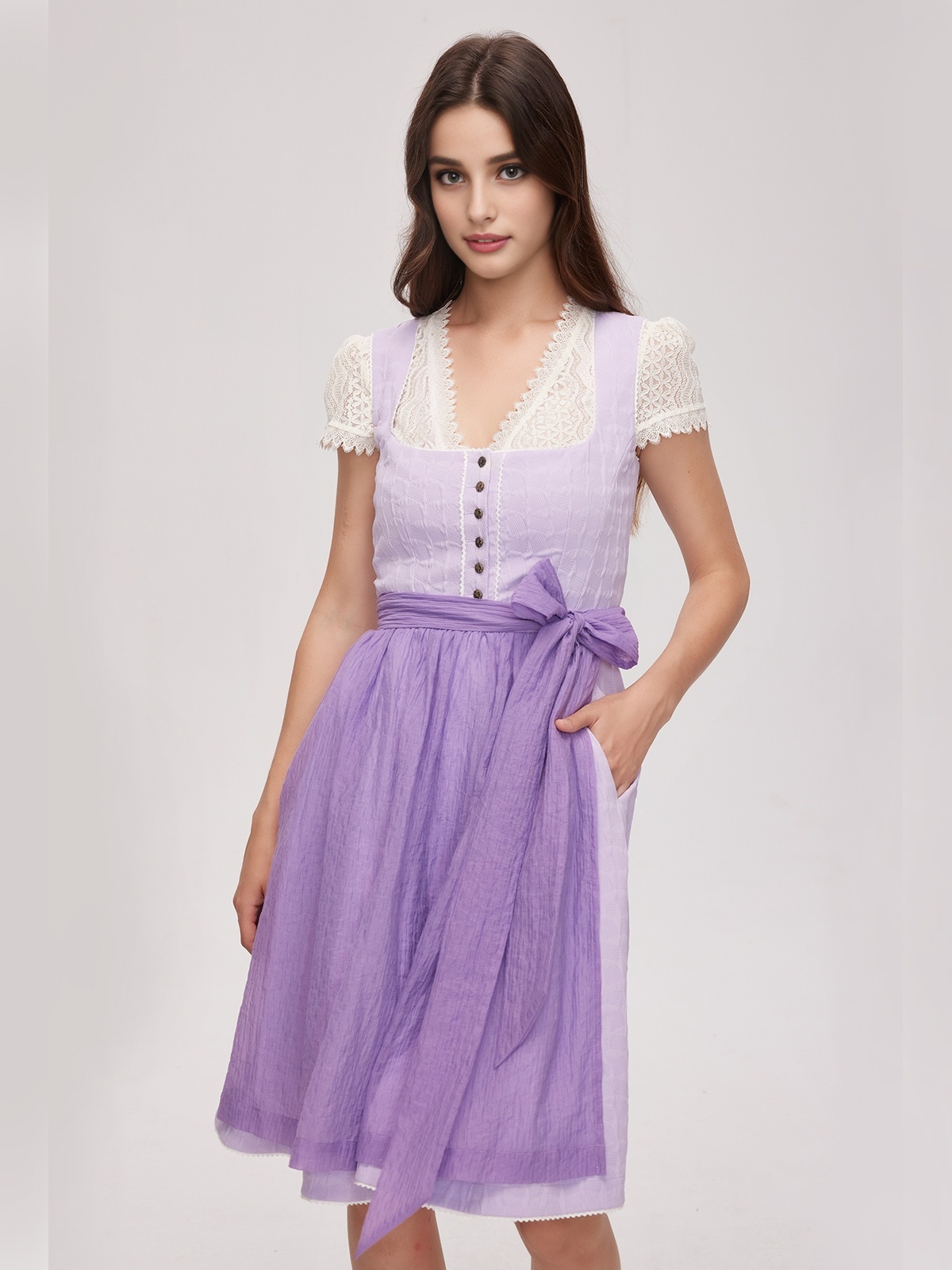 Dirndl in Lila mit rosa Bluse