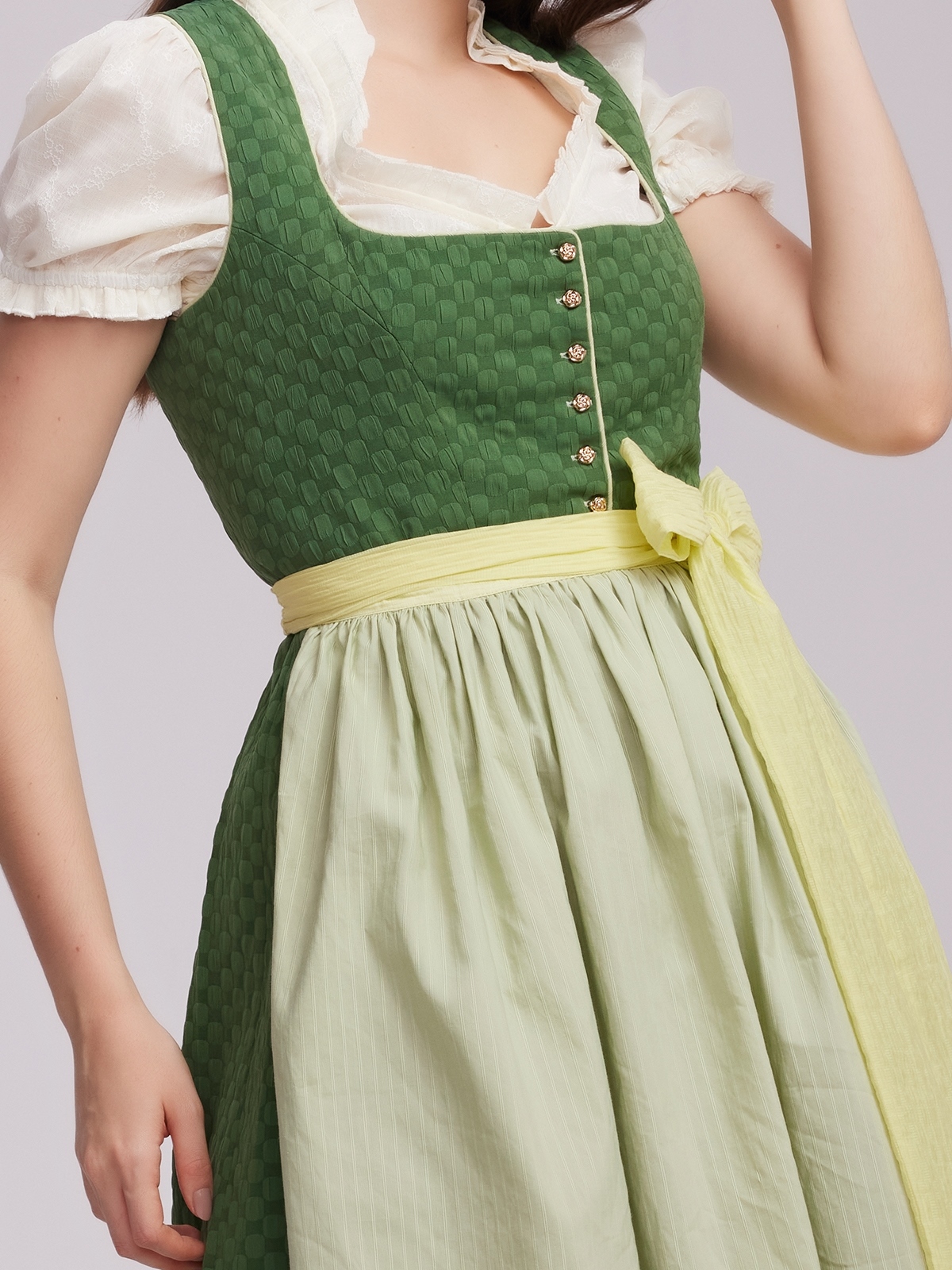 Khaki Dirndl mit modernem Schnitt